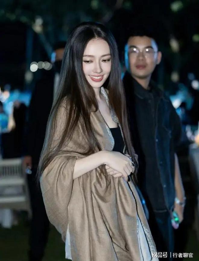 给钱向佐带娃有时异地但豪门日子藏不住了mg不朽情缘网站郭碧婷手撕谣言：婆婆(图8)