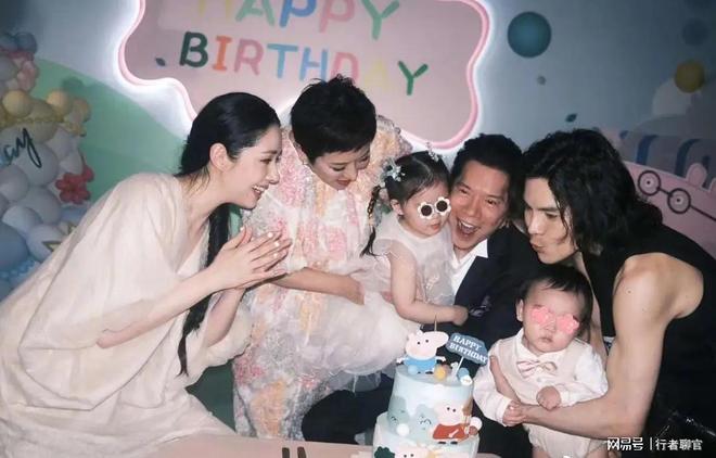 给钱向佐带娃有时异地但豪门日子藏不住了mg不朽情缘网站郭碧婷手撕谣言：婆婆(图3)